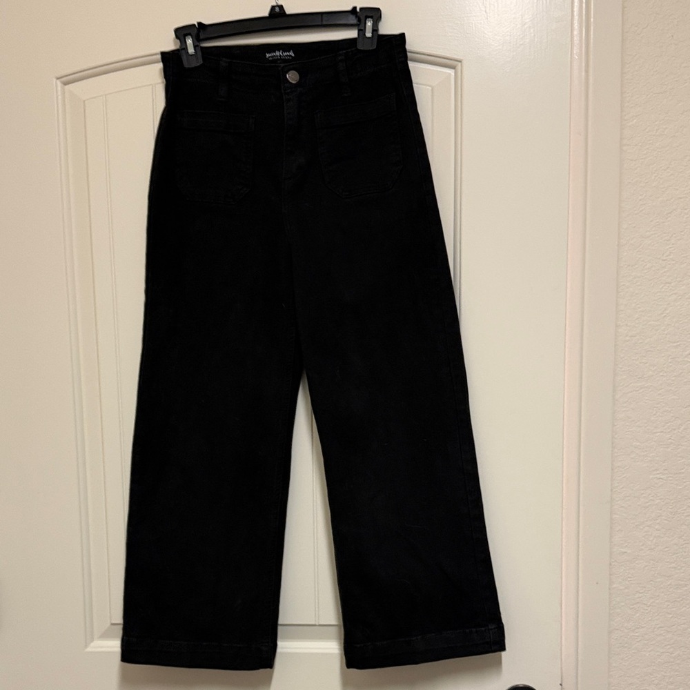 Risen denim black jeans with front pockets.
